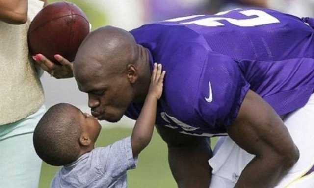 Νεκρός ο 2 ετών γιος διάσημου παίκτη του αμερικανικού ποδοσφαίρου