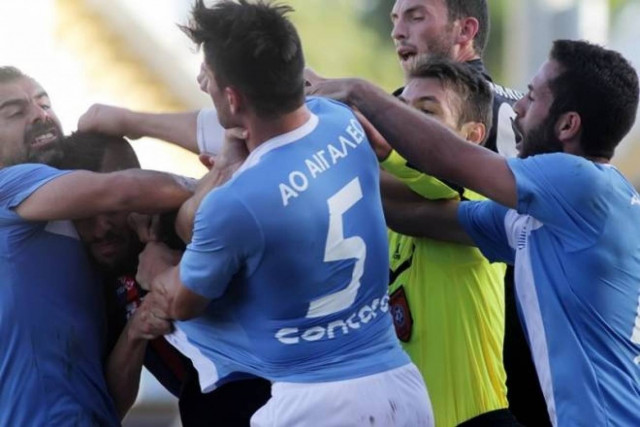 Ήρθαν στα χέρια στο Αιγάλεω (video+photos)