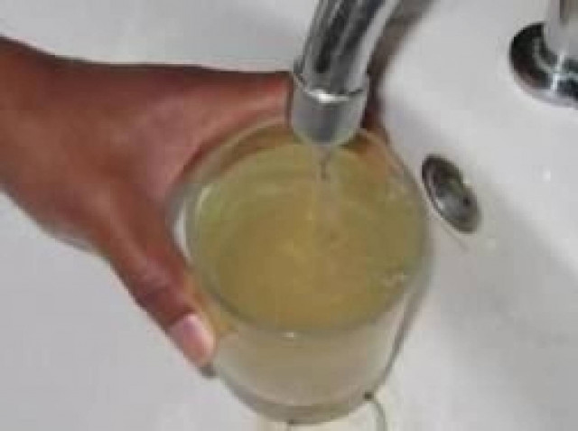 Τρέχει "κόκκινο" νερό από τις βρύσες μετά το σεισμό