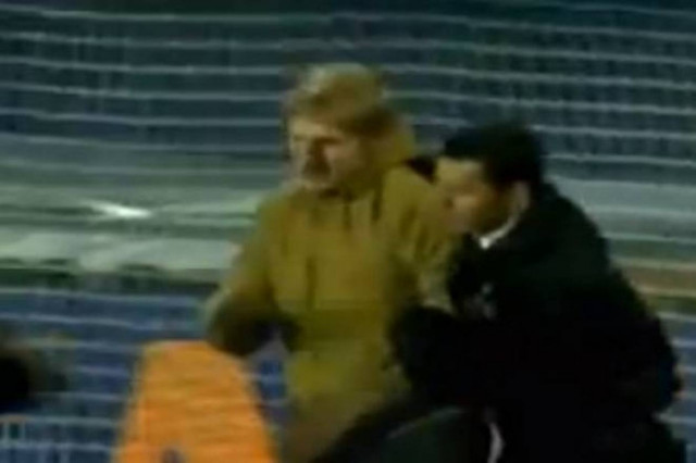 Εισβολέας ντρίμπλαρε και… μπήκε γκολ! (video)