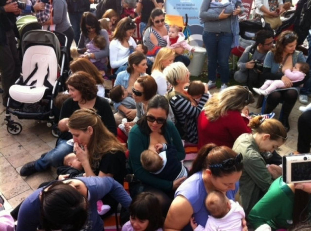 Θα θηλάσουν δημόσια τα παιδιά τους στο δημαρχείο της Θεσσαλονίκης