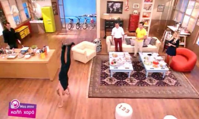 Η Κατερίνα Καραβάτου έκανε… ενόργανη γυμναστική στο πλατό
