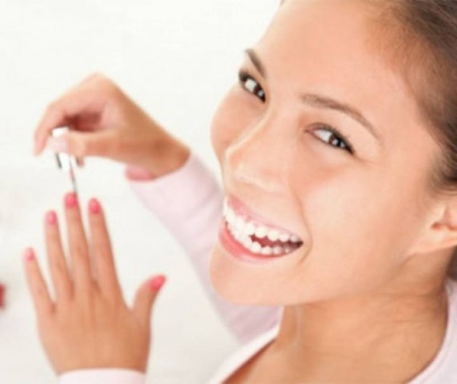 Μόλις βάψατε τα νύχια σας και βιάζεστε; Σας έχουμε 2 εύκολες λύσεις