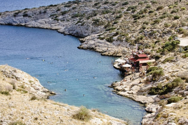 Πτώμα αγνώστων στοιχείων εντοπίστηκε στα λιμανάκια Βουλιαγμένης