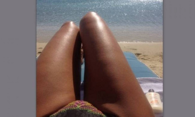 Απολαμβάνοντας την ηλιοθεραπεία της σε παραλία της Μυκόνου!