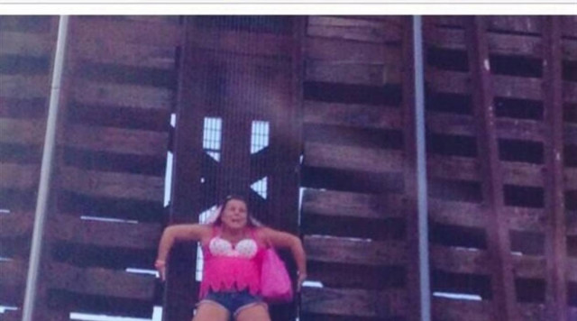 Έμεινε κρεμασμένη στη γέφυρα για 20 ολόκληρα λεπτά