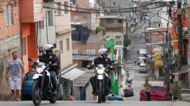 Βίντεο: Αστυνομικός πυροβολεί ληστή στο Σάο Πάολο