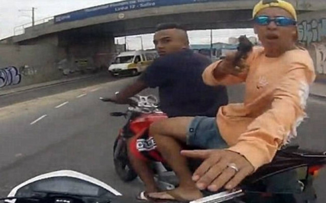 Βίντεο – ΣΟΚ: Αναβάτης μηχανής κατέγραψε τη στιγμή της ληστείας του!