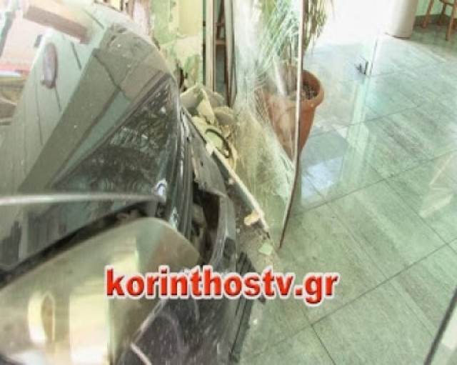 Τροχαίο - σοκ στην Κόρινθο: Αυτοκίνητο «εισέβαλε» σε φούρνο (vid)