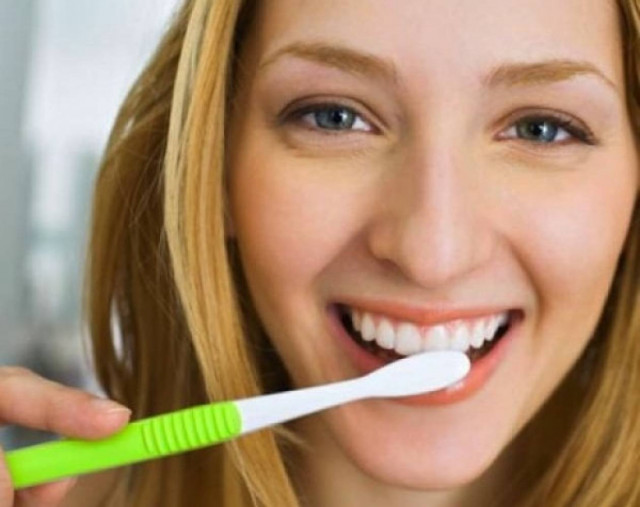 Μια νέα έρευνα αποκαλύπτει πώς να διατηρείτε ολόλευκα τα δόντια σας