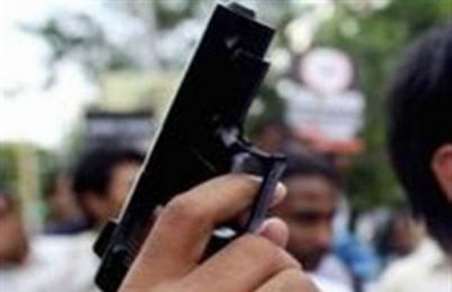 Κυνήγησε το κλεμμένο του αυτοκίνητο και τον πυροβόλησαν...