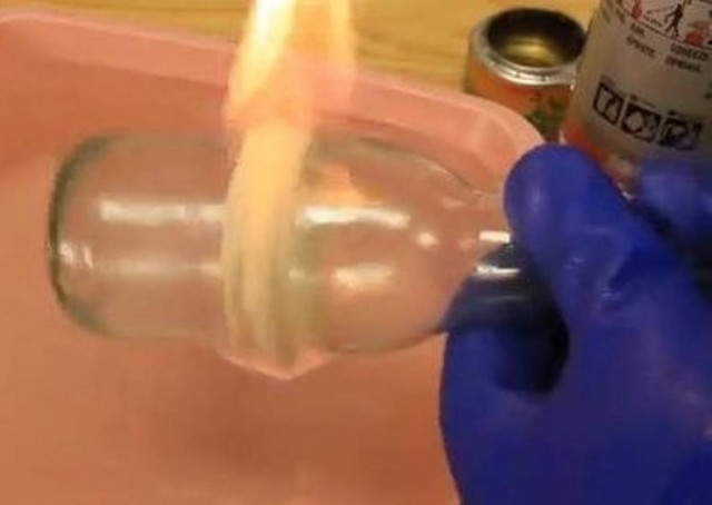 Απίστευτο: Δείτε πώς μπορείτε να κόψετε ένα γυάλινο μπουκάλι στα δύο