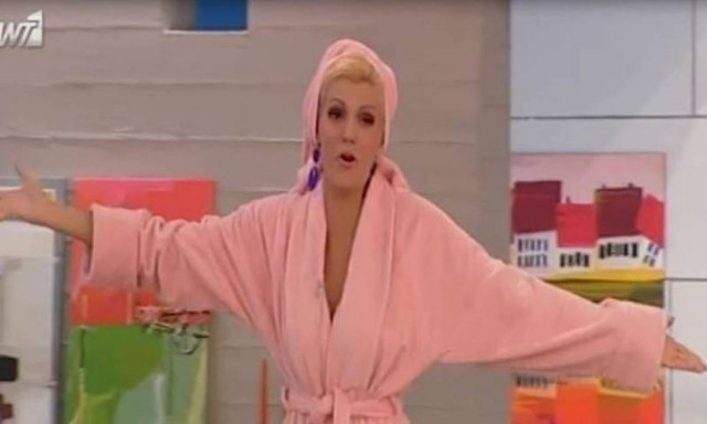 Η Σάσα Σταμάτη με ροζ μπουρνούζι στην πρεμιέρα!