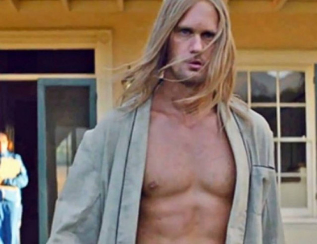 Ο Alexander Skarsgård εμφανίζεται ξανά γυμνός