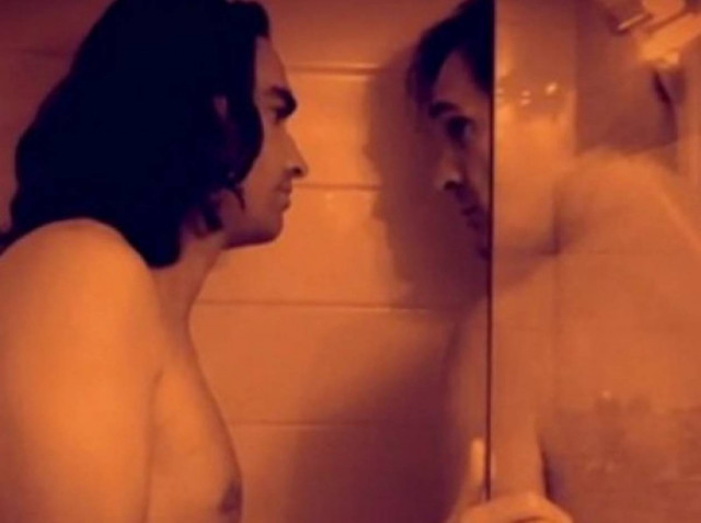 Ο Κώστας Φραγκολιάς γυμνός στο ντους αγκαλιά με άντρα ηθοποιό