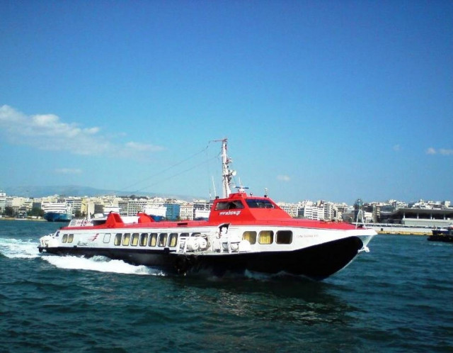 Μηχανική βλάβη για «ιπτάμενο δελφίνι» και ταλαιπωρία για τους επιβάτες