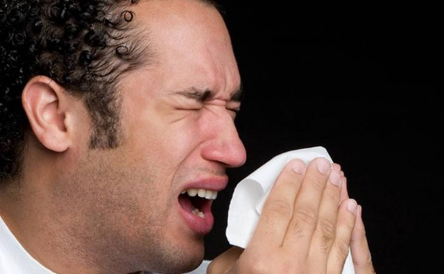 Γιατί δεν πρέπει να «κόβουμε» το φτέρνισμα