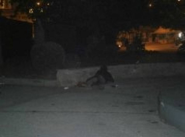 ΣΟΚΑΡΕΙ: Άνθρωπος στα «αζήτητα» σε πλατεία των Τρικάλων