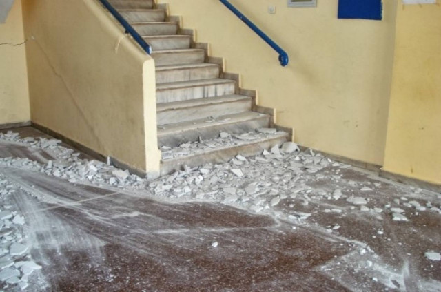 ΕΙΚΟΝΕΣ ΣΟΚ: Έπεσε στέγη σχολείου μόλις σχόλασαν οι μαθητές