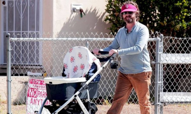 Η πρώτη βόλτα του Ζακ Γαλιφιανάκη με το νεογέννητο μωρό του!