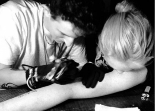 Ποιο κακό κορίτσι της showbiz μας δείχνει το νέο του tattoo;