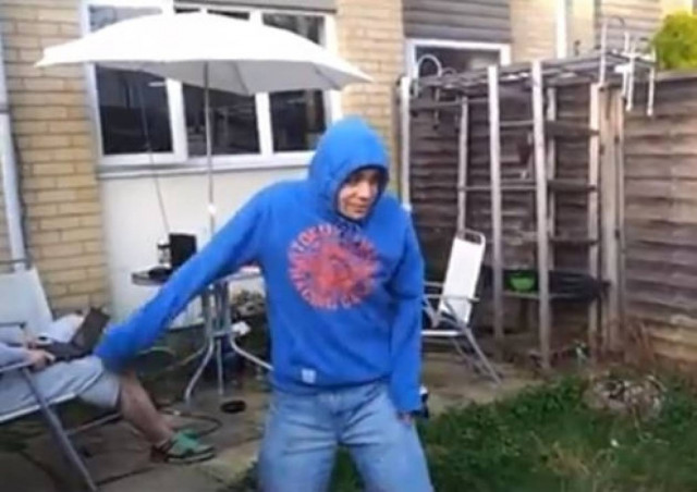 Ο πιο χαζός τρόπος για να ανοίξει μια πόρτα (vid)