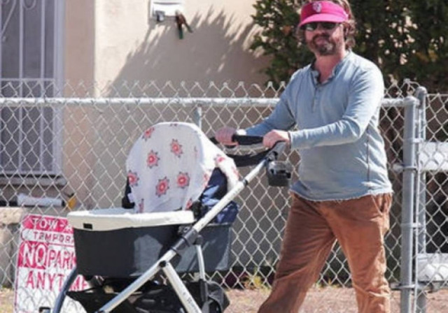 O Zach Galifianakis έγινε μπαμπάς και βγάζει βόλτα το παιδί του
