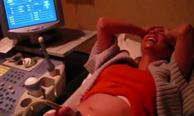 Δείτε την αντίδραση εγκύου όταν μαθαίνει ότι περιμένει δίδυμα (βίντεο)