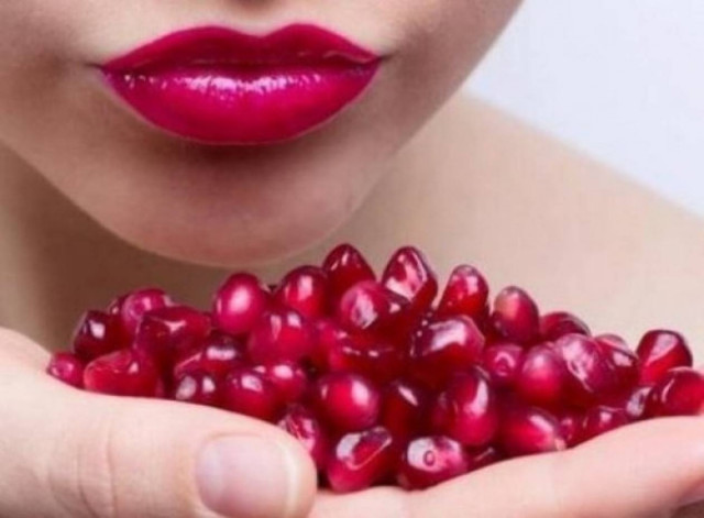 Φτιάξε μόνη σου τέλεια μάσκα ενυδάτωσης και αντιγήρανσης με ρόδι!