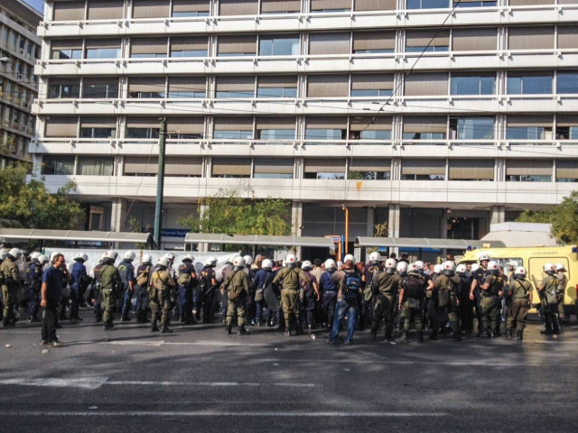 Περικύκλωσαν τους εργαζόμενους στα Ναυπηγεία (pic+vid)