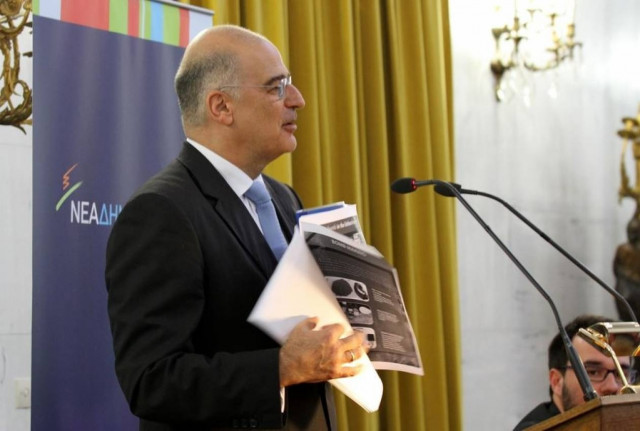 Εγχειρίδιο κατασκευής βομβών έδειξε ο Δένδιας