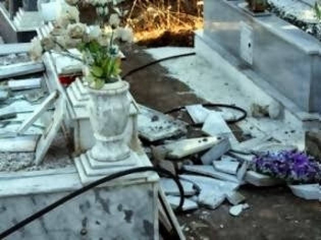 Απίστευτο! Έσπασε τον τάφο της πρώην πεθεράς του!