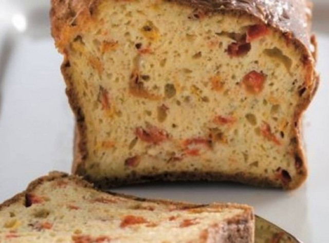 Λαχταριστό και πανεύκολο κέικ με τυρί και πιπεριές