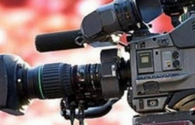 Στο αυτόφωρο τηλεοπτικό συνεργείο κατά τη διάρκεια ρεπορτάζ