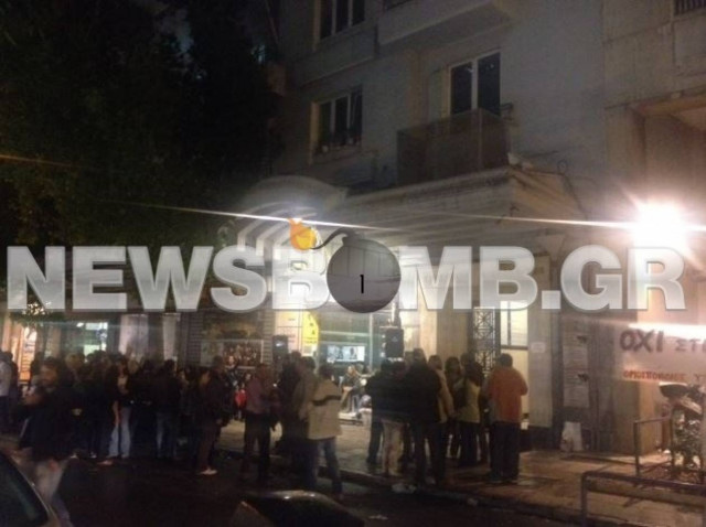 Όλη τη νύχτα έξω από το ΥΠΟΙΚ οι απολυμένες καθαρίστριες (pics)