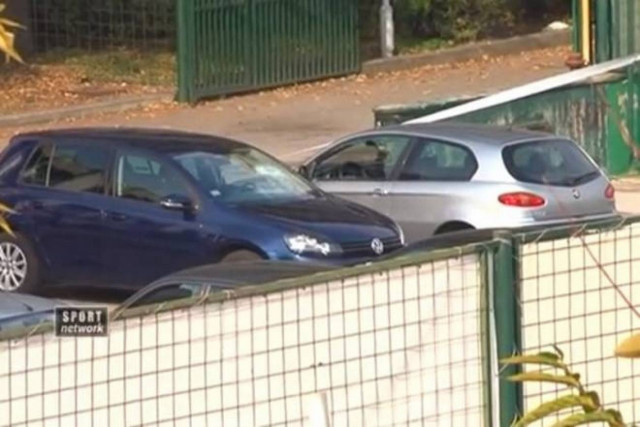 Βίντεο - ΣΟΚ: Εσπασαν τα αυτοκίνητα παικτών γιατί ζήτησαν σαμπουάν