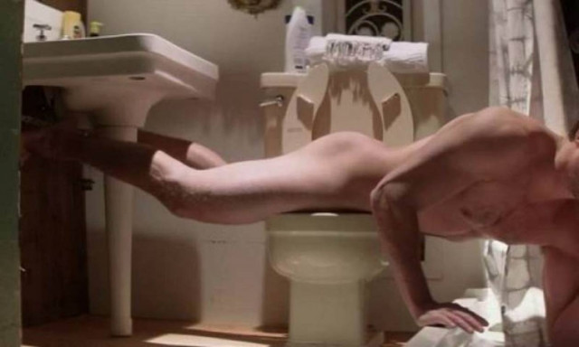 Πασίγνωστος πρωταγωνιστής ολόγυμνος στο μπάνιο του!