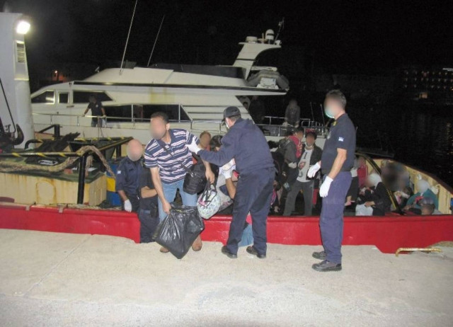 Καλαμάτα:Εντοπισμός 73 παράνομων μεταναστών σε ακυβέρνητο πλοίο (φωτό)