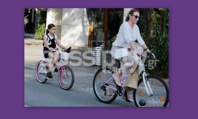 Η Τατιάνα, η κόρη της, τα ροζ ποδήλατα και η βόλτα στην Κηφισιά