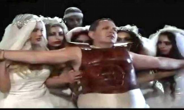 Το απολαυστικό τρέιλερ του Όλα! Ο Θέμος ως Σάκης Ρουβάς στις Βάκχες!