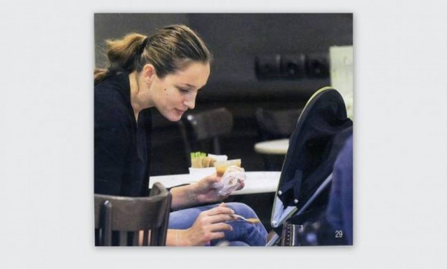 Η Κάτια ταΐζει την οχτώ μηνών κόρη της