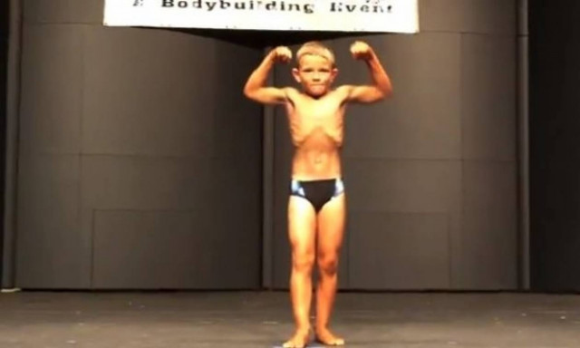 Eνας μποντιμπίλντερ ετών 8! (βίντεο)