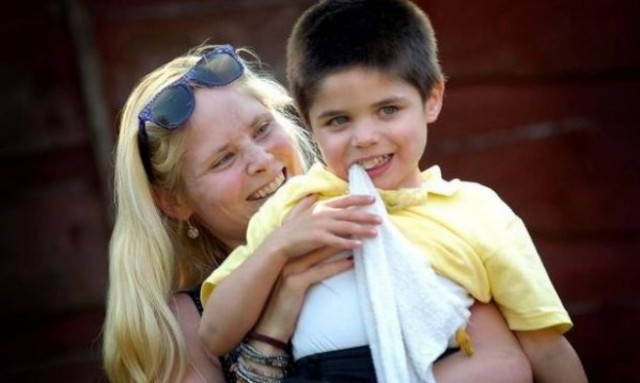 Παιδί τρώει αντικείμενα επειδή δε μπορεί να τα ξεχωρίσει από το φαγητό