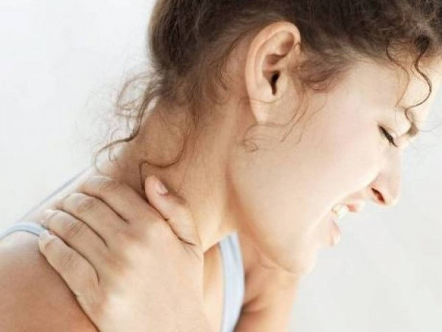 Πόνος στον αυχένα; Ιδού πως θα ανακουφιστείτε άμεσα