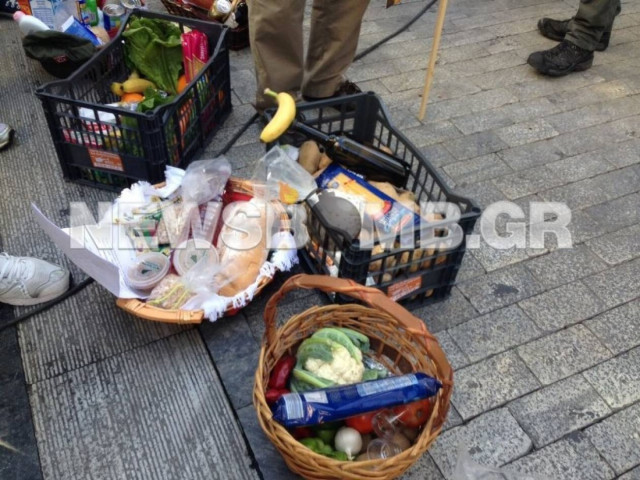 Συγκέντρωση τροφίμων για τη μητέρα του Γ. Στουρνάρα (pics+vid)