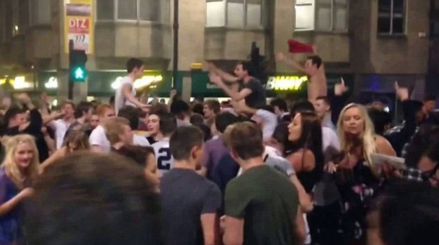 Βίντεο:Μεθυσμένοι φοιτητές χορεύουν στο δρόμο και εξοργίζουν!