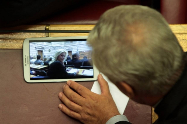 Βουλευτής θαύμαζε την Α. Καραμανλή στη διάρκεια συνεδρίασης