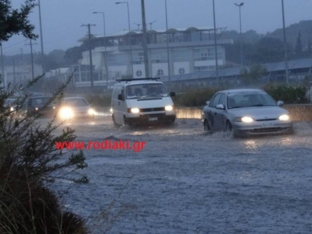 Στο έλεος της κακοκαιρίας η Ρόδος – Ζημιές από ανεμοστρόβιλο (vid)