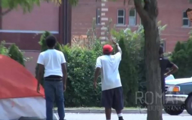 Κάτι παράνομο συμβαίνει μέσα σε αυτή τη σκηνή!