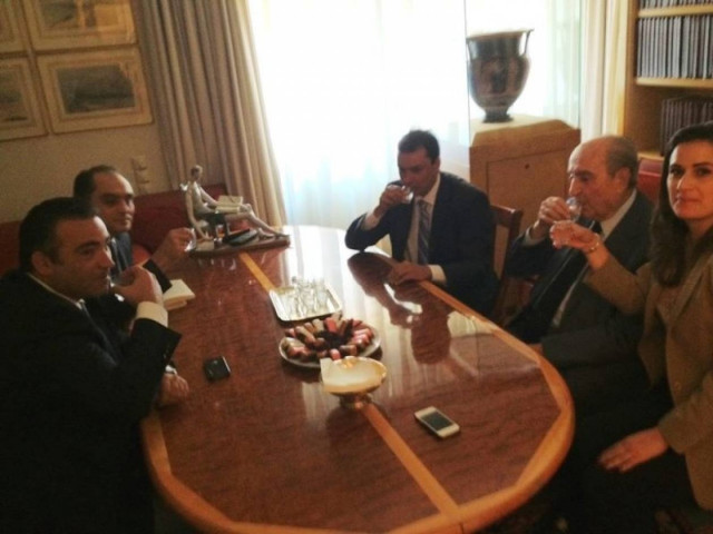 Τσικουδιές και παστάκια κερνάει ο Κ. Μητσοτάκης (φωτό)